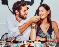 「これ食べてみて」が本気の証拠？食事シーンに隠れた男性の“本命サイン”