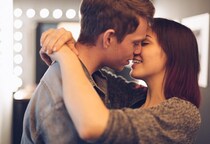 「何十回でもしよ？」男性から催促されるキスの仕草