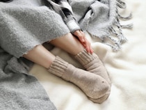体は温かいのに足先だけ冷たい…。大人世代に多い“隠れ冷え”の原因と改善策