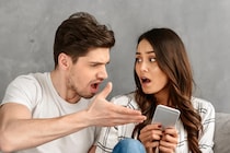 無意識にしているかも。男性が不快に感じる「デート中の行動」