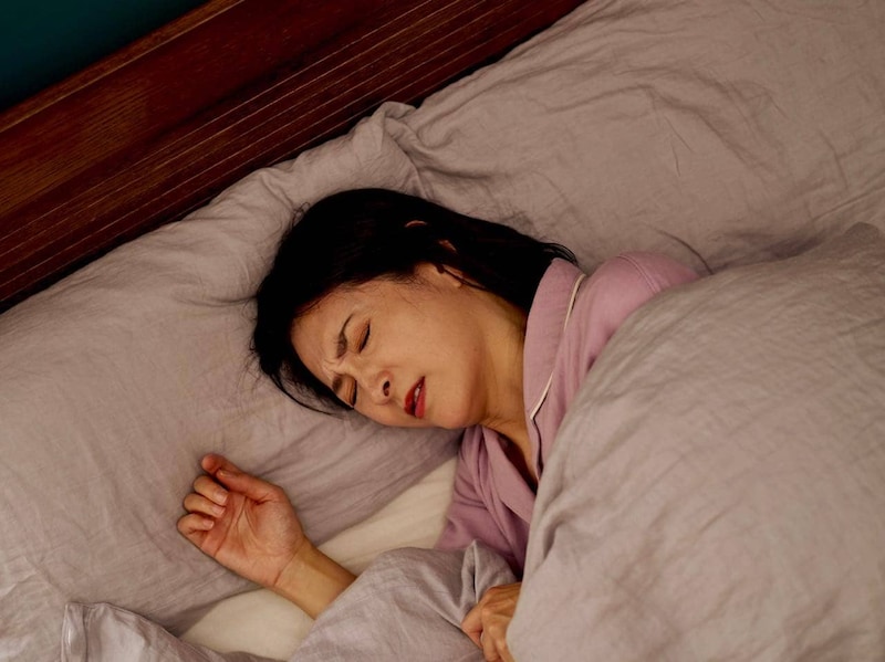 夜ぐっすり眠れない…。大人世代ほど無意識にやっている「睡眠を妨げるNG習慣」