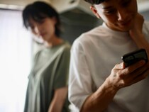やましいこと、隠し事がある？彼氏がスマホばかり気にしている「理由」