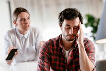 好きな男性の前でやらないで。男性が思わず引いてしまう「女性の言動」