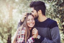 タイプではないのに…。女性が「自然と惹かれてしまう男性」の特徴