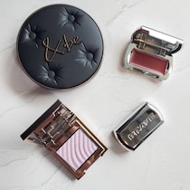 冬メイクが今っぽく変わる。質感と色で楽しむ最新トレンドを押さえた「注目コスメ」３つ