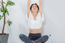 下腹ぽっこりを解消へ。１日30秒“腹筋を伸ばすだけ”お腹の引き締めを後押しする簡単ポーズ