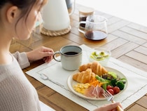 “ながら食べ”をやめるだけ！無意識の一口を防いでスッキリ変わる【簡単ダイエット習慣】