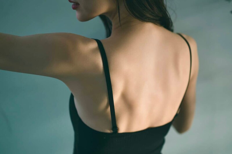 後ろ姿の丸みがスッと消える。１日10回【二の腕・肩・背中をまとめて鍛える】簡単エクササイズ