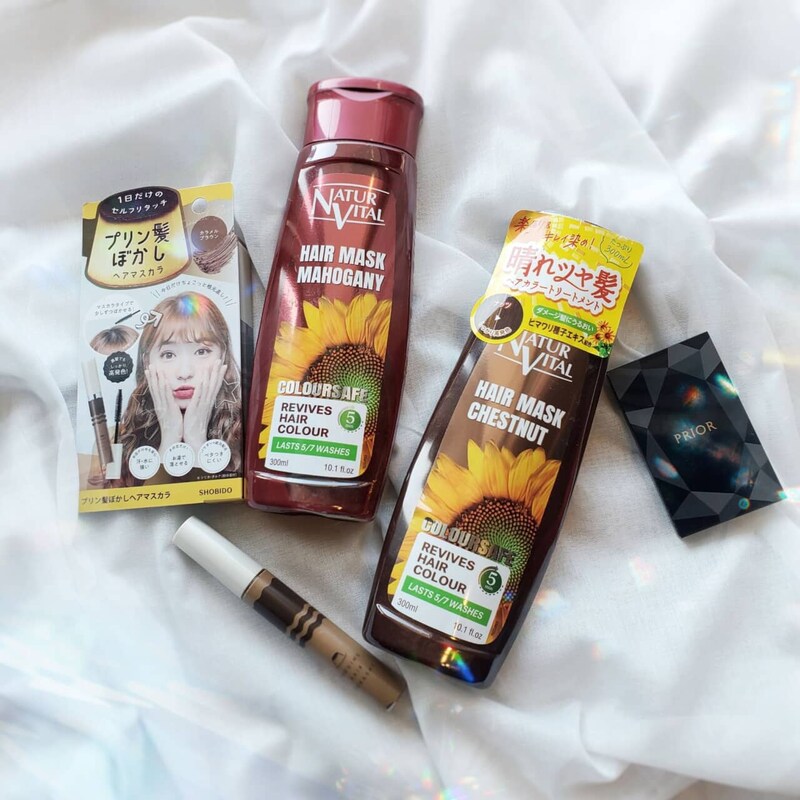 忙しくて美容室に行けない…！年末の“白髪・色落ち”をごまかす「簡単セルフケア」３選