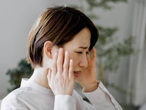 天気が変わると体調も揺らぐ…。更年期世代に増える“気圧不調”の正体とは