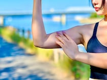 ぷるぷる振袖肉にサヨナラ！１日10回【効率良く二の腕を引き締める】簡単エクササイズ