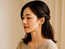 乾燥で広がる冬の髪もまとまる。 大人世代にちょうどいい「ツヤ見せねじりヘアアレンジ」