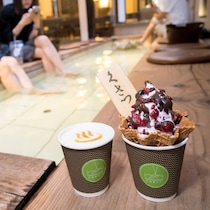 美味しいカフェ＆スイーツメニューも。草津温泉のオシャレな足湯カフェ【湯畑草菴】