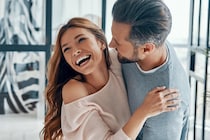 なんで私にだけ？男性が“本命の女性”にだけ見せる「からかい行動」