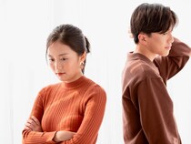 愛情表現のつもりでも…。男性が思わず「鬱陶しい」と感じる彼女の言動