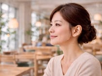 年末のきちんとシーンに。大人が品よく見える「低めシニヨンヘア」の作り方