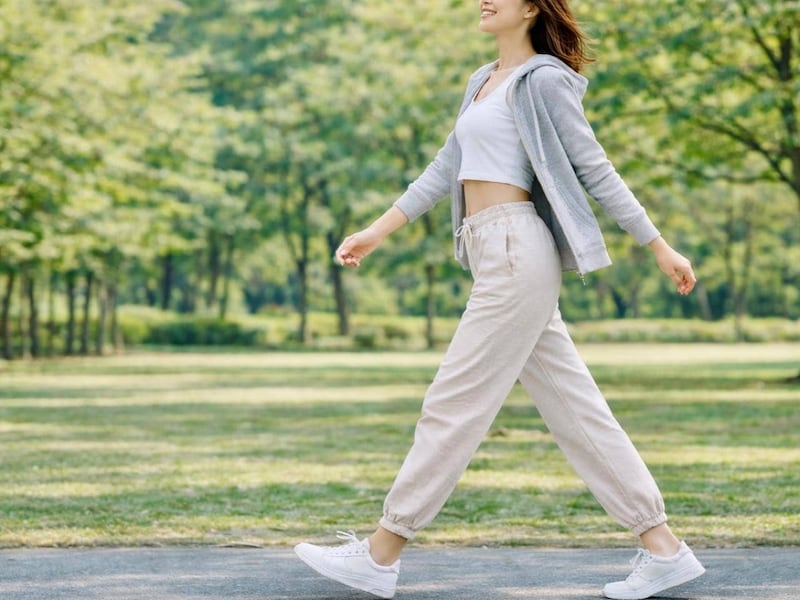 腰まわりの重さがスッと軽くなる。1日1セット【下半身の柔軟性を高める】簡単ポーズ