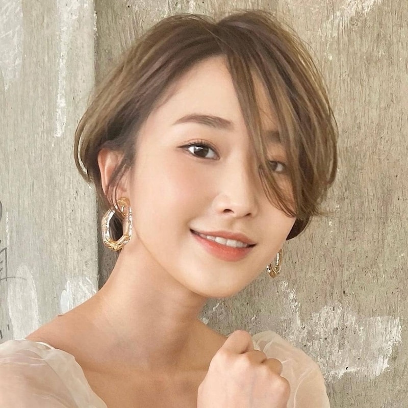 軽やかで小顔感たっぷり。大人の魅力を引き出しつつ若返りを叶える【最旬ショートヘア】