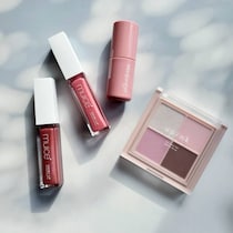 帰省・集まり・初詣…どこでも好印象。大人が使いやすい「多幸感ピンクメイク」厳選３コスメ