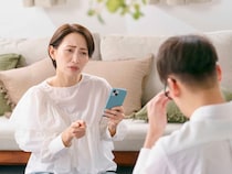 SNSの行動や既読スルーを責めすぎ？男性の浮気を招く「NGワード」