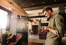 何をしているの？ 女性が「デート中に席を外した時」の男性の行動