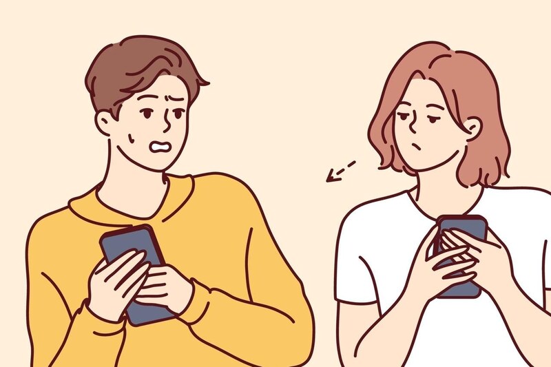 彼の行動が怪しい…。浮気を疑うべき「違和感サイン」