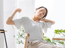 首長効果も小顔効果も。肩のコリを緩和【僧帽筋をほぐす】簡単ストレッチ