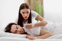 浮気の証拠と見て間違いなし。男性が残しがちな「他の女の痕跡」とは