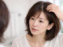 最近、髪が細くなった気がする…。大人世代に増える“頭皮エイジング”のサインとは