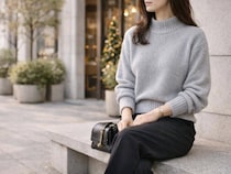 昔のままだと“おば見え”。この冬の「ニット」は【コンパクト×立体感】が正解です