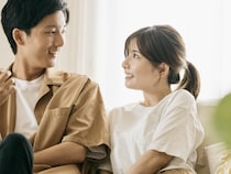 なぜか目が合うことが多い…。距離感に表れる男性の“本命サイン”