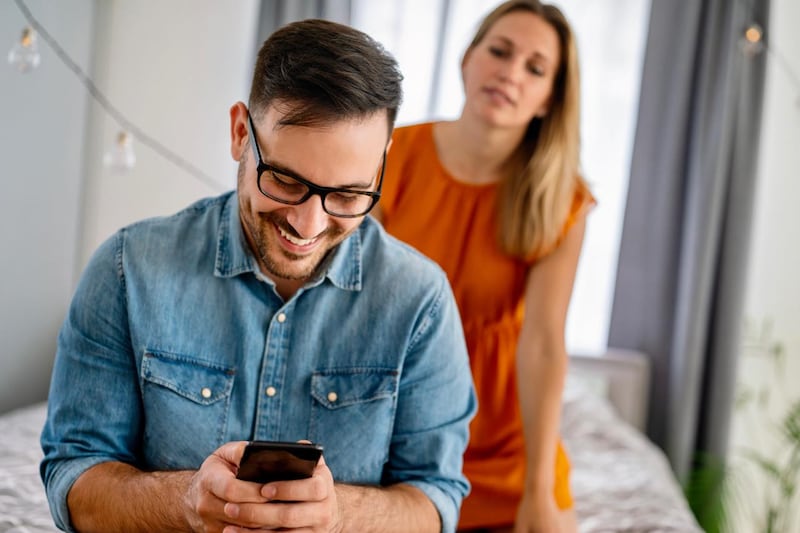 最近様子がおかしい…。男性が浮気を隠している時にしがちな「行動」