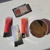 くすみがちな冬の大人肌が一気に明るく。今すぐ試したい“多幸感メイク”を叶える「名品コスメ」３選