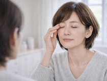 まぶたが重く見える…。大人世代に増える“目もとのエイジング習慣”とは