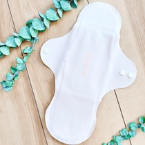 生理の日を“着け⼼地ゼロ”で快適に。全く新しいタイプの布製吸水パットって？