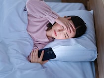 寝つけない・途中で起きる…。忙しい大人世代に多い「ホルモン変化と睡眠」の深い関係