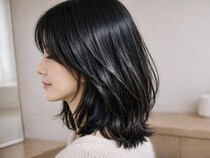 2026年は「黒髪回帰」へ。重見えしない“透けブラック”で整える大人の旬顔ヘアカラー＆白髪対策