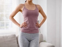 姿勢リセットで印象を刷新。背中・肩から整えて【美胸ラインを取り戻す】簡単ストレッチ