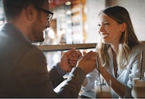 実はしっかり計算してます！男が「好きな子にするボディタッチ」４選