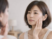 保湿してるのにくすむ・毛穴が目立つ…。40代から増える「インナードライ肌」の正体