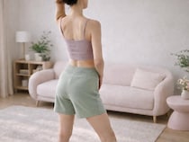 背中が伸びるだけで若返った雰囲気に。１日３分【姿勢リセット＆細見えが叶う】簡単ポーズ