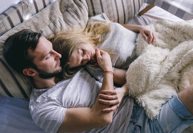 眠れなくなっちゃう。男性がキュンキュンする「ベッド上での女性の仕草」