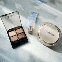 いつものブラウンが急に今っぽい。大人の定番メイクを更新する“質感と血色”の正解