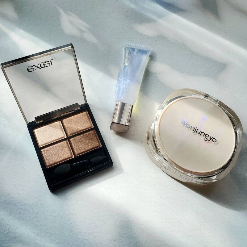 いつものブラウンが急に今っぽい。大人の定番メイクを更新する“質感と血色”の正解