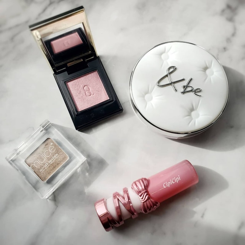 若作りに見えず、ちゃんと今っぽい。40代・50代の肌と顔立ちに効く“春ピンク×多幸感メイク”