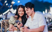 周囲に彼女自慢も。本命の彼女ができた男性が「やりがちなこと」