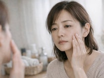 そのくすみ、血色じゃなく“角質の滞り”かも。大人のための「透明感リセット習慣」
