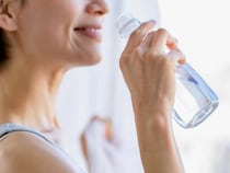 飲みすぎは逆効果に？むくみ・代謝低下を防ぐ【正しい“水ダイエット”のコツ】とは