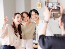 「まるで別人のように老けて見える…」を脱却！スマホ写真で“若見えする”撮られ方のコツ