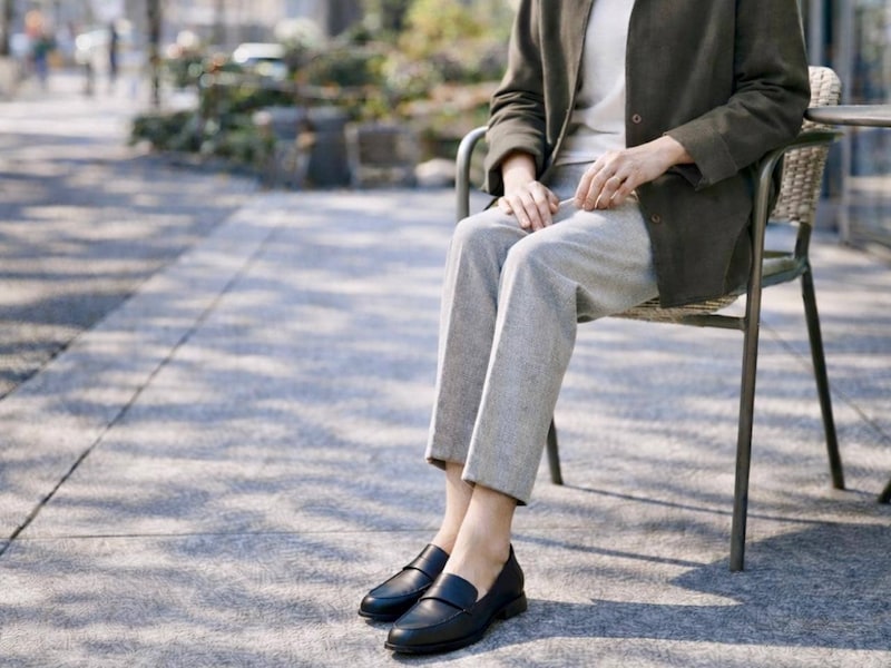 ローファーが重く見える原因は“甲の見え方”。40代・50代が整えるべき「足元バランス」